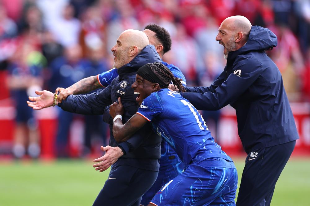 浓眉：弗拉格在琢磨如何在高压下打好球，把球稳稳传给队友